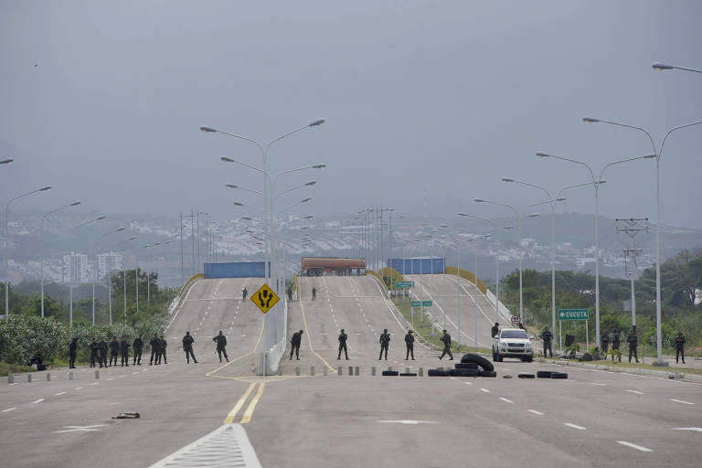 Soldados do Exército da Venezuela vigiam o acesso na ponte Internacional Tienditas, no estado de Táchira