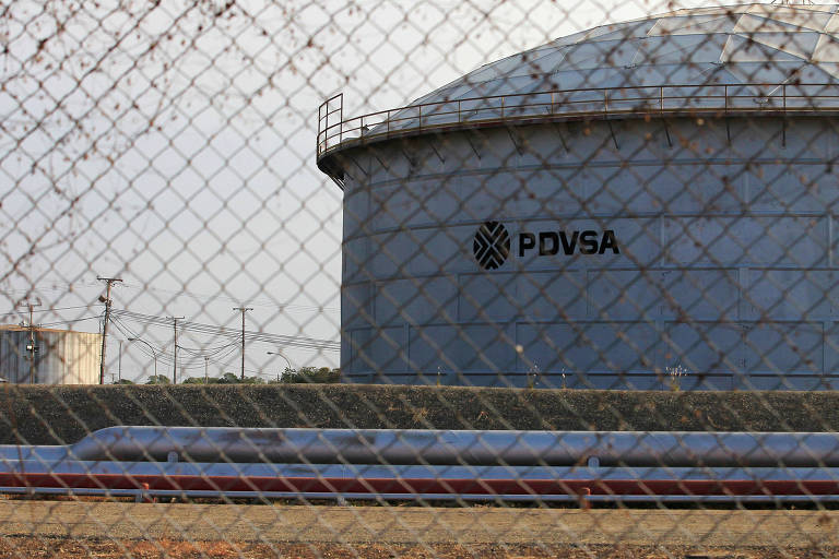 Tanque de petróleo em instalação da PDVSA na cidade de Lagunillas, na Venezuela.