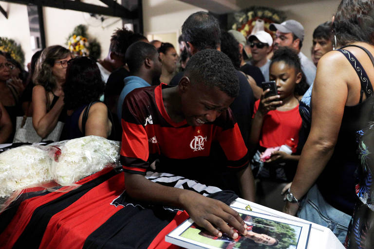 Familiares e amigos de Vinicius de Barros no enterro do atleta, vítima do incêndio no CT do Flamengo