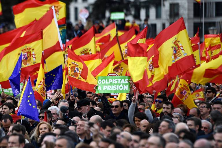 Manifestantes de direita protestam em Madri contra o primeiro-ministro Pedro Sánchez, a dois dias do julgamento de líderes da Catalunha