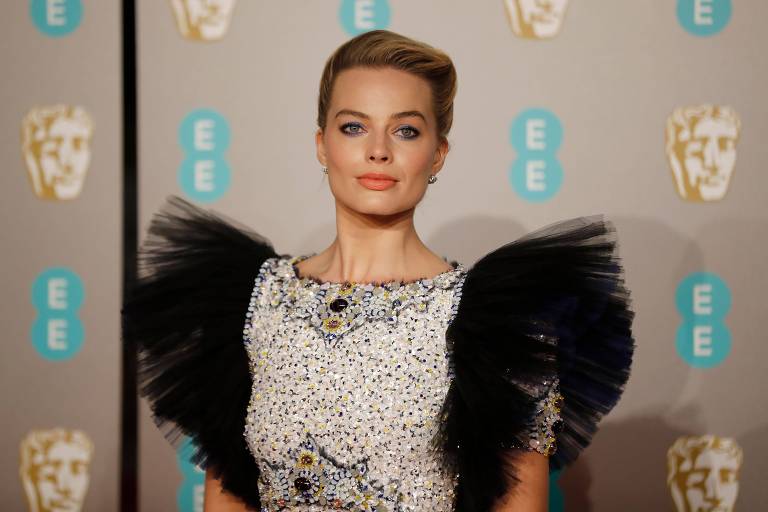 Margot Robbie divulga 2º pôster do novo filme de Tarantino, ao lado de DiCaprio e Brad Pitt
