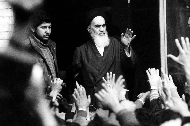 O aiatolá Khomeini fala em escola de Teerã em fevereiro de 1979