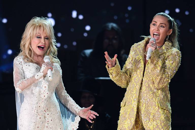 As cantoras americanas Dolly Parton e Miley Cyrus durante apresentação conjunta no Grammy Awaerds em Los Angeles 