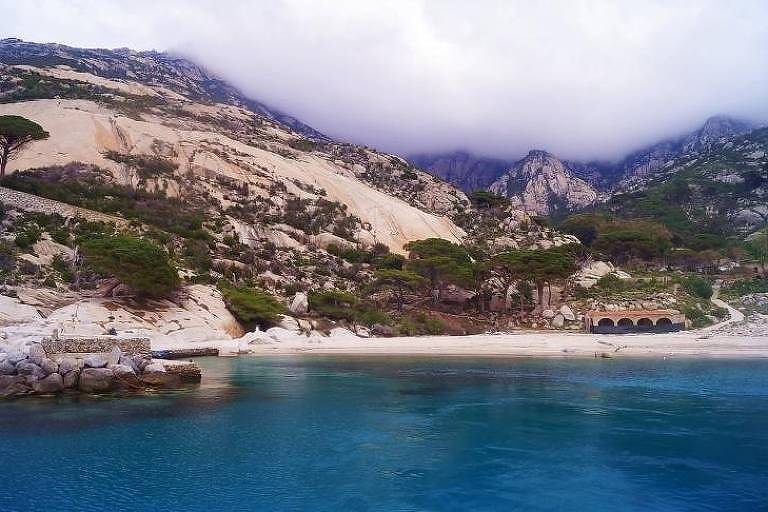 Ilha de Monte Cristo é paraíso que poucos conhecem no Mediterrâneo