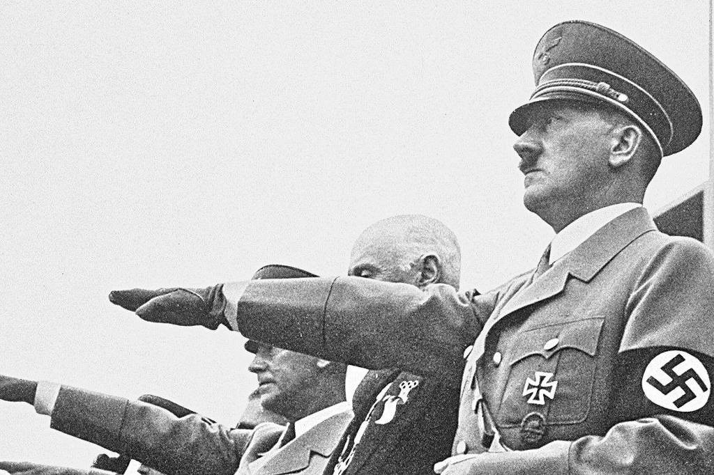 Adolescente faz saudação nazista e usa cabelo e bigode de Hitler em escola