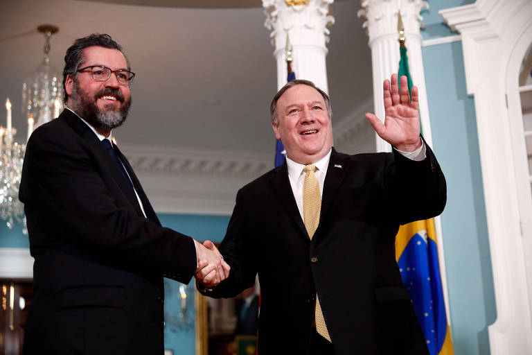 O chanceler brasileiro Ernesto Araújo com o secretário de Estado dos EUA, Mike Pompeo (esq.), em Washington 