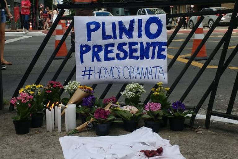 Manifestação na Paulista, em São Paulo, em homenagem ao cabeleireiro Plínio Henrique de Almeida Lima, 30,  morto na esquina avenida, na altura da Brigadeiro Luís Antônio, em dezembro de 2018