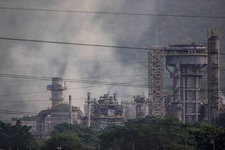Incêndio provoca vazamento de produto e esvazia fábrica em Cubatão