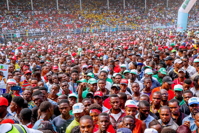 Apoiadores do presidente nigeriano Muhammadu Buhari participam de comício em estádio