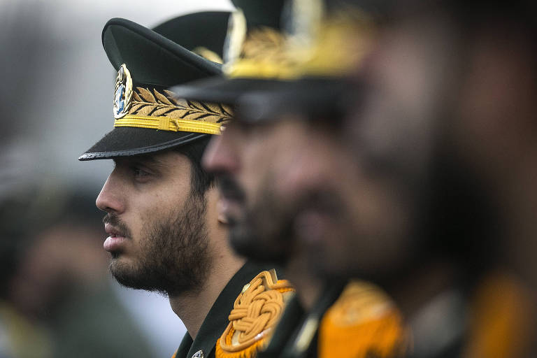 Soldados iranianos fazem a guarda durante as comemorações dos 40 anos da Revolução Islâmica, na Praça Azadi, em Teerã. 