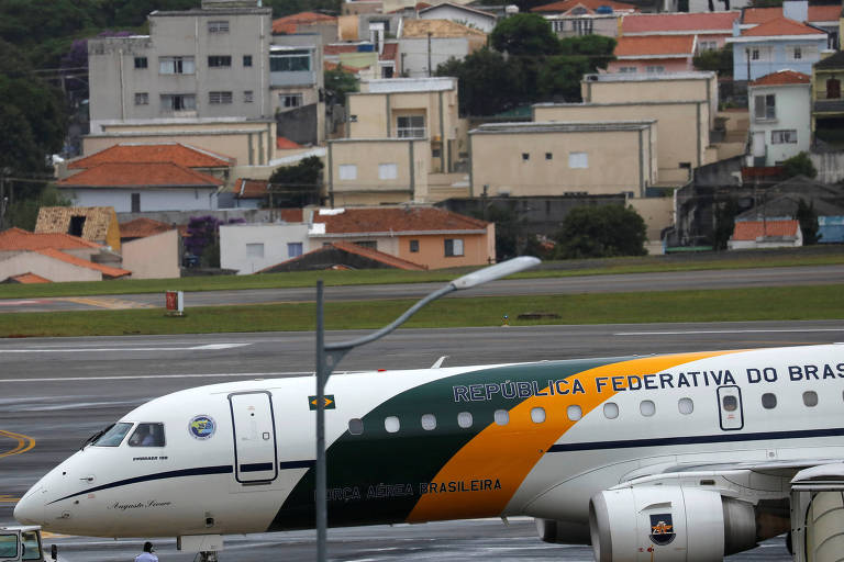 Avião presidencial que levou Bolsonaro de volta a Brasília é visto antes de decolar do aeroporto de Congonhas, em São Paulo