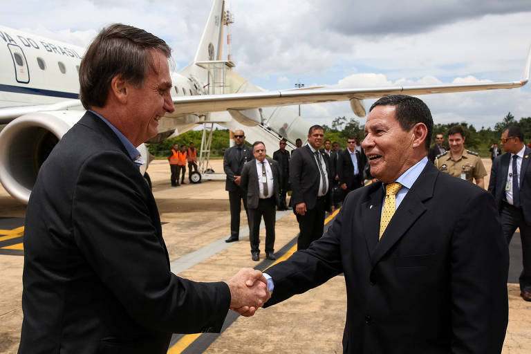 Jair Bolsonaro cumprimenta o vice, Hamilton Mourão, ao chegar a Brasília após ter alta de hospital
