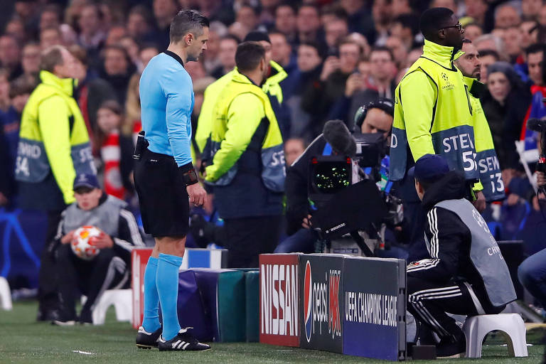 Árbitro esloveno Damir Skomina utiliza o monitor para poder anular um gol do Ajax