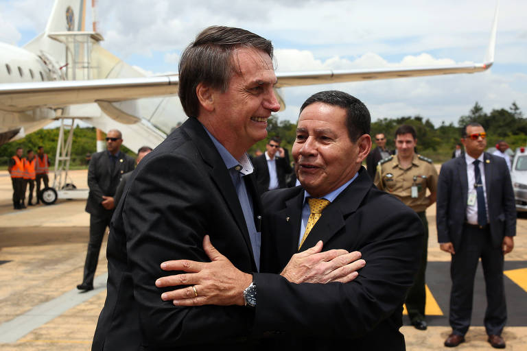 O presidente Jair Bolsonaro cumprimenta o vice, Hamilton Mourão, em Brasília