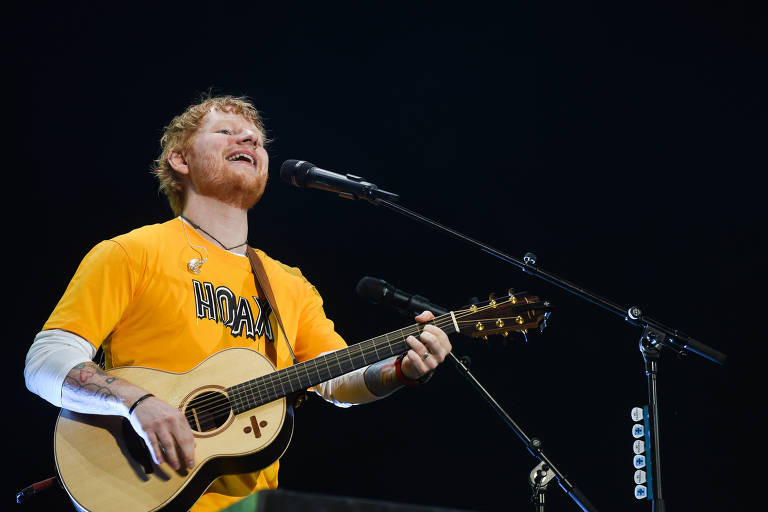 Ed Sheeran diz que evita mictórios pois sempre tentam dar uma