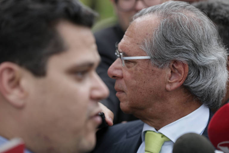 O ministro da Economia, Paulo Guedes (dir.), e o presidente do Senado, Davi Alcolumbre (DEM-AP)