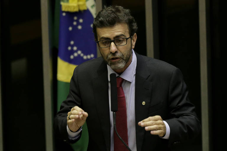 O deputado Marcelo Freixo (PSOL-RJ), novo líder da minoria na Câmara, discursa na tribuna do plenário