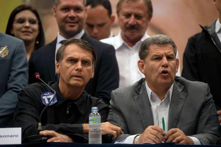 Bebianno aparece ao lado de Bolsonaro durante coletiva de imprensa no segundo turno da eleição presidencial. Bebianno foi uma espécie de fiel escudeiro do agora presidente. Virou ministro da Secretaria-Geral, mas não resistiu à crise provocada pela revelação de esquema de candidaturas laranjas do PSL