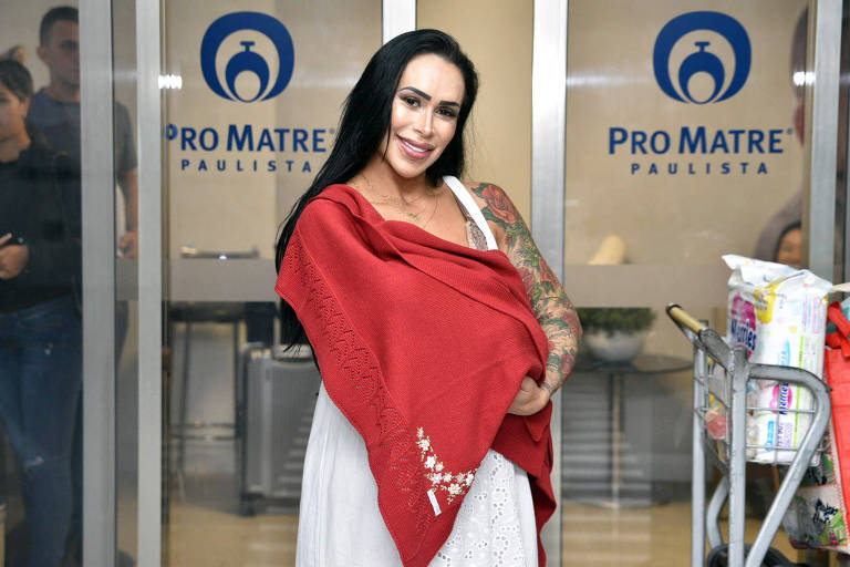 Fabiana Frota, esposa de Alexandre Frota, deixa a maternidade em São Paulo