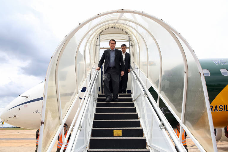 O presidente Jair Bolsonaro desembarca em base aérea em Brasília 
