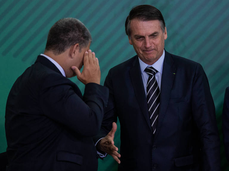 O presidente Jair Bolsonaro participa da cerimônia de transmissão de cargo com o ex-ministro Gustavo Bebianno no início do ano