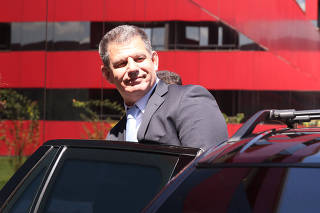 Gustavo Bebianno deixa o hotel onde mora em Brasília (DF)