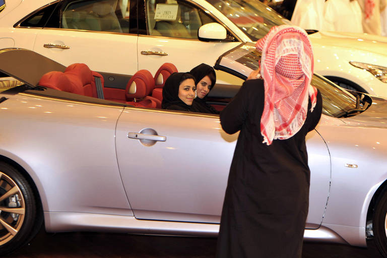 Mulheres sauditas são fotografadas, durante feira de automóveis, na cidade de Jidda (Arábia Saudita).