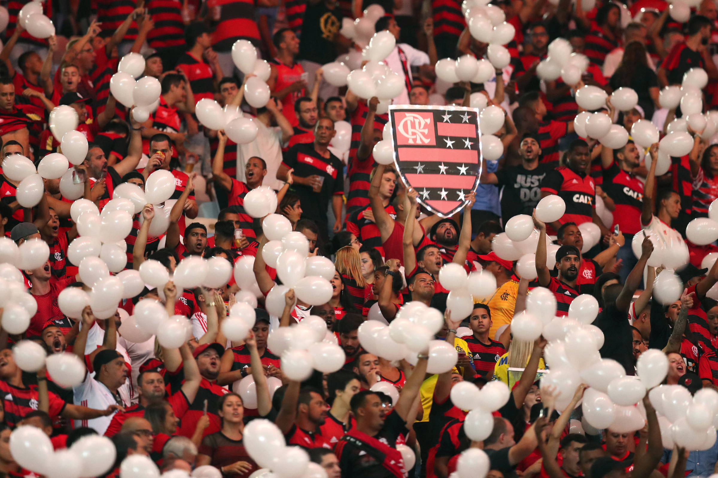 Torcedores do Flamengo homenageiam as vítimas do incêndio no CT durante o clássico contra o Fluminense