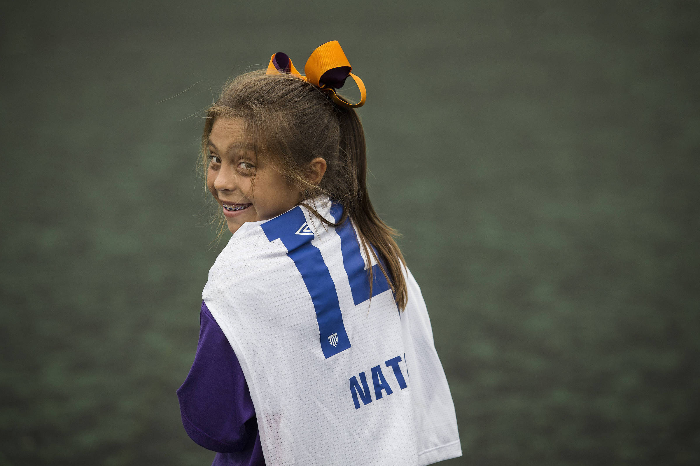 Menino Joga Um Jogo De Vídeo Online Com Uma Menina Com Graças Aos