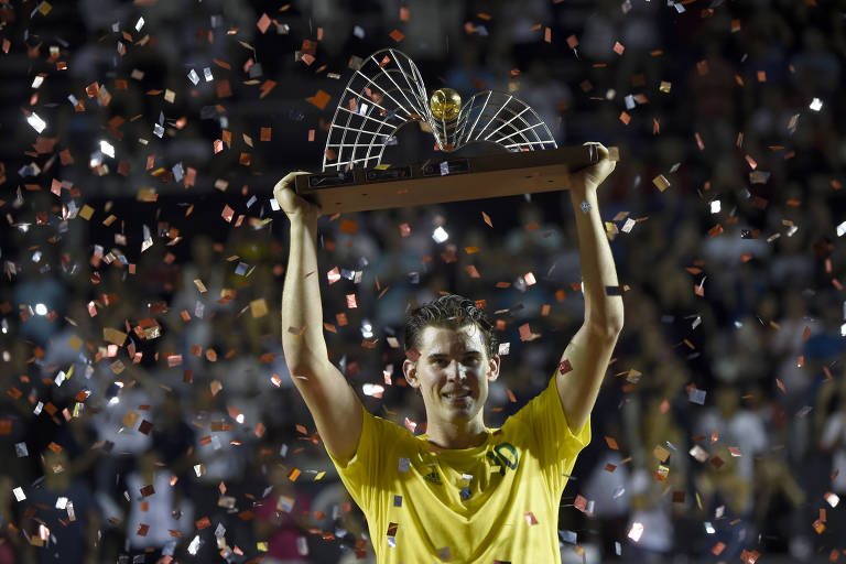 Dominic Thiem ergue o troféu do Rio Open de 2017 acima da cabeça