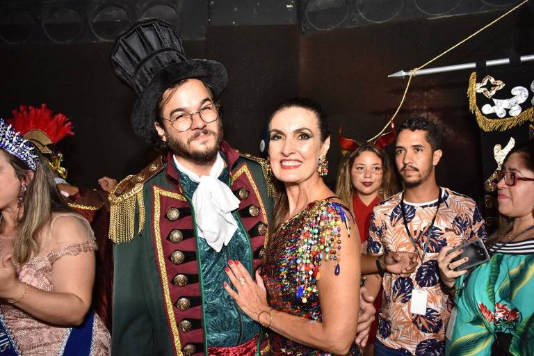 Fátima Bernardes é coroada rainha em baile de Carnaval no Recife