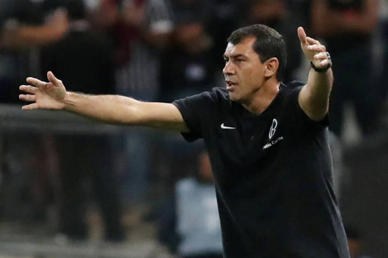 O técnico Fábio Carille gesticula para seus jogadores no banco de reservas; ele não gostou nada da atuação do Corinthians no clássico contra o Santos, no Pacaembu