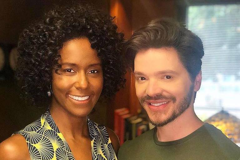 O cabeleireiro Tiago Parente ao lado da jornalista Maju Coutinho