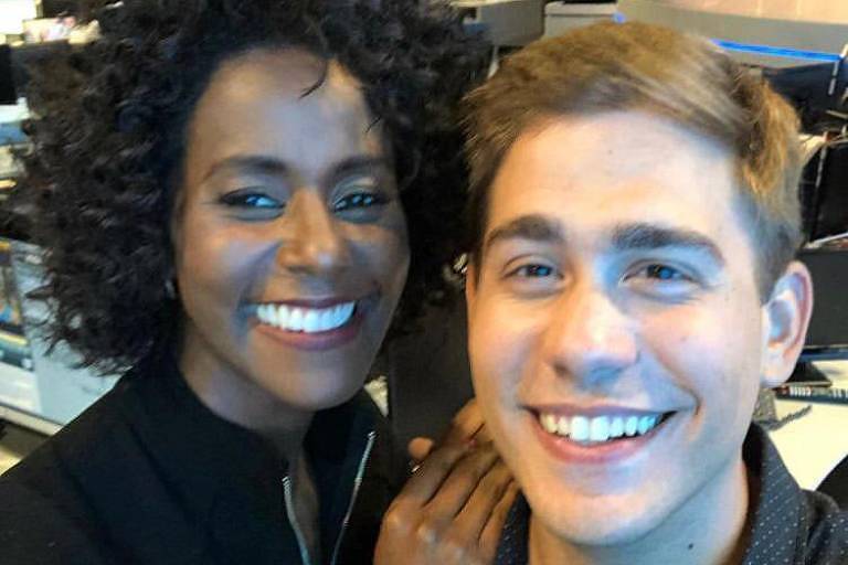 O repórter Erick Rianelli ao lado da jornalista Maju Coutinho