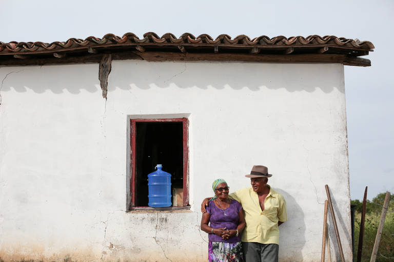 Garrafão de água dessalinizada no povoado de Poções (BA); citada por Bolsonaro como solução para a seca, a dessalinização é utilizada no Nordeste brasileiro como política pública federal desde 2004. Método, no entanto, não é ideal para ser produzido em larga escala