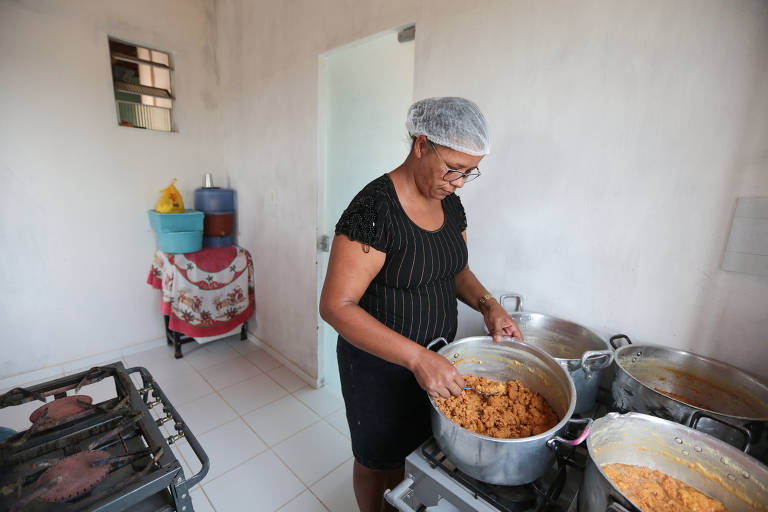 Isabel Carneiro utiliza água para produzir alimentos no povoado de Poções (BA); citada por Bolsonaro como solução para a seca, a dessalinização é utilizada no Nordeste brasileiro como política pública federal desde 2004. Método, no entanto, não é ideal para ser produzido em larga escala