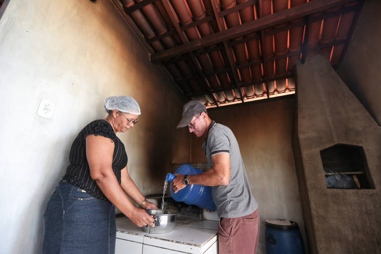 Clóvis Alberto Carneiro e Isabel Carneiro utilizam água para produzir alimentos no povoado de Poções (BA); citada por Bolsonaro como solução para a seca, a dessalinização é utilizada no Nordeste brasileiro como política pública federal desde 2004. Método, no entanto, não é ideal para ser produzido em larga escala