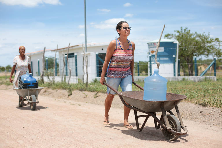 Moradoras no povoado do Onça coletam água; citada por Bolsonaro como solução para a seca, a dessalinização é utilizada no Nordeste brasileiro como política pública federal desde 2004. Método, no entanto, não é ideal para ser produzido em larga escala