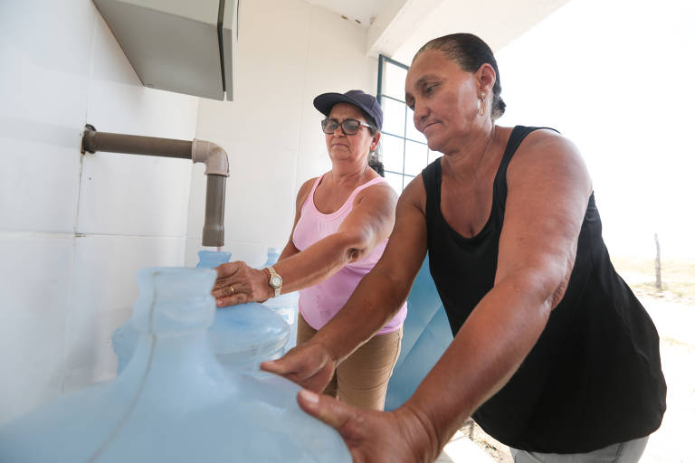 Moradoras no povoado do Onça coletam água dessalinizada