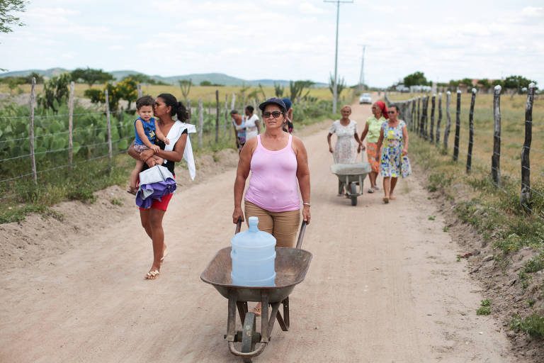 Moradores do povoado do Onça (BA) chegam para coleta de água