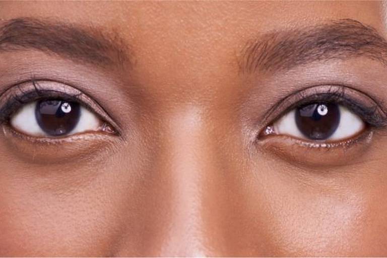 O olho no olho prende a nossa atenção e nos torna menos conscientes do que se passa ao nosso redor