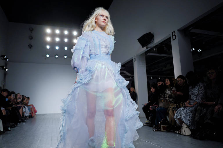 Modelo desfila criação da Bora Aksu na semana de moda de Londres