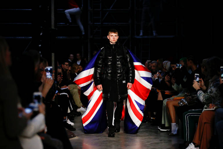Burberry faz crítica ao nacionalismo britânico na semana de moda de Londres