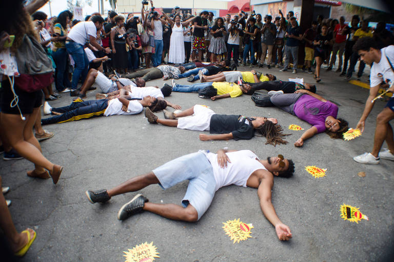 Manifestantes se reúnem em frente ao supermercado Extra na Barra da Tijuca, em protesto contra a morte de Pedro Gonzaga
