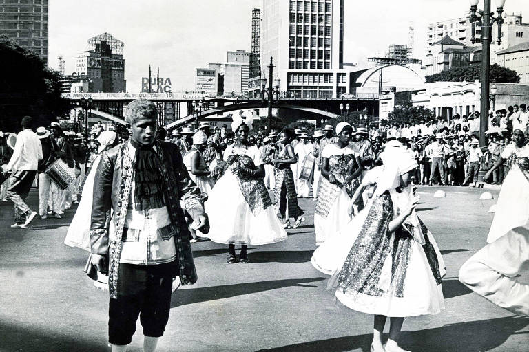 1969: Desfiles das escolas de samba de SP contagiam o público no Anhangabaú