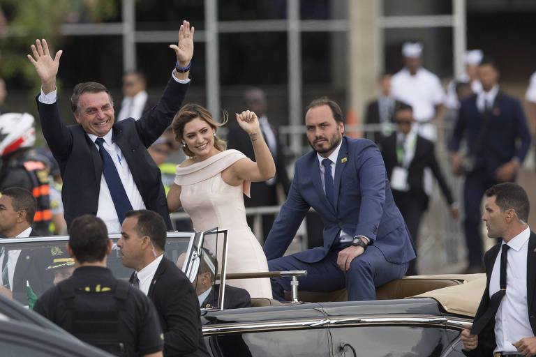 Carlos sentado no carro que transportou o pai, Jair, e a primeira-dama, Michelle, no dia da posse do presidente, em Brasília

