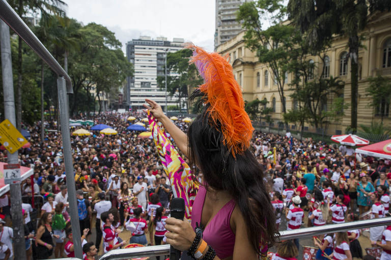 B9  Participação feminina contribui para explosão do Carnaval de rua em  São Paulo • B9