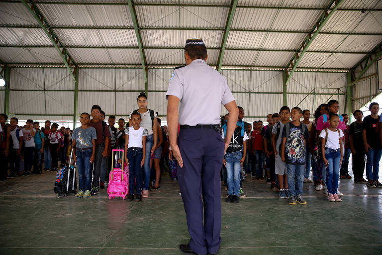 Alunos do Centro de Ensino 1 (CED) da Estrutural, região administrativa de Brasília, fazem formação antes do início das aulas no período da tarde. A escola foi transformada em Escola da Polícia Militar, de acordo com novo projeto do governador Ibaneis Rocha (MDB), que pretende transformar várias escolas da rede pública em militares, nas quais oficiais organizam e cobram disciplina, horários, uniformes e costumes dos alunos