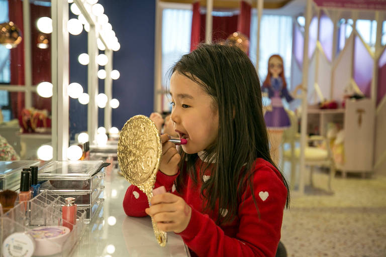 Crianças em salão de beleza na Coreia do Sul