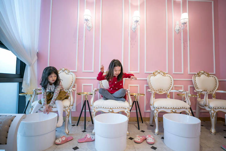 Crianças em salão de beleza na Coreia do Sul